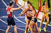 Norske stafettløpere samles på banen under finalen på 4 x 400 meter miksstafett i Birmingham.