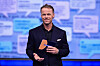 Steinar Suvatne står i et TV-studio med programkort under premieren på «Debatten».