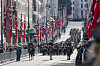 Soldater marsjerer ned en flaggpyntet gate i Oslo sentrum.