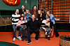 Gruppe mennesker poserer i et TV-studio med oransje gulv og gresskarlykt.