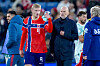 Erling Braut Haaland i norsk landslagsdrakt står ved siden av Ståle Solbakken på sidelinjen.