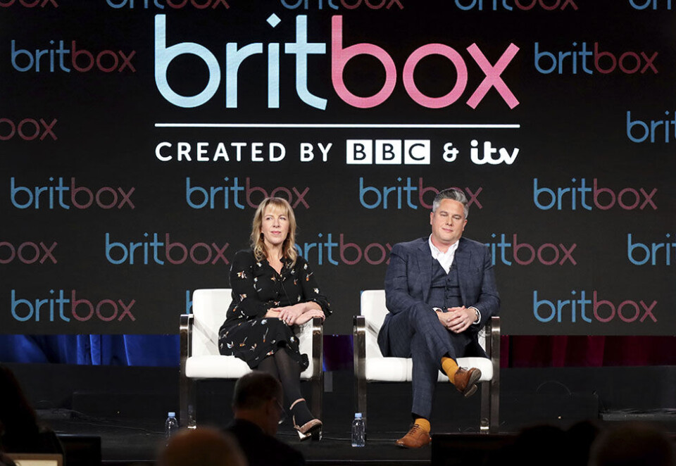 Skifter hender: «Vera» er blant ITV-seriene som kan strømmes på Britbox. Her er produsentene Kate Bartlett og Phil Hunter på en presentasjon av programmet i januar 2020. Foto: Photo: Willy Sanjuan/Invision/AP