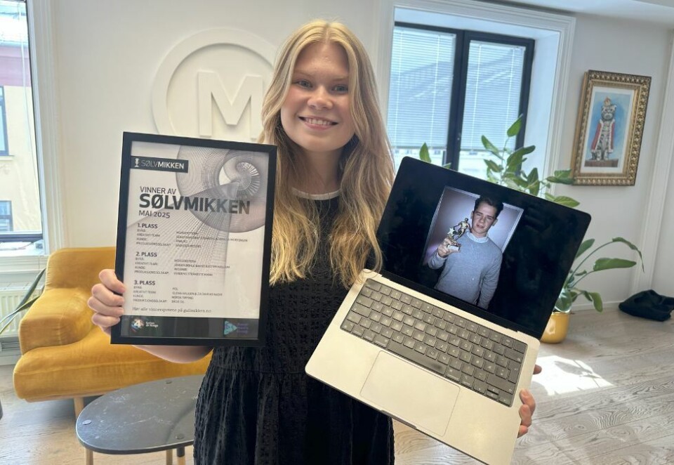 Vinnere: Mira Liv Helland Mortensen kunne stolt vise frem sølvmikken for mai. I andre hånden holder hun en PC med bilde av kreativ partner, Sebastian Graf Stenberg.