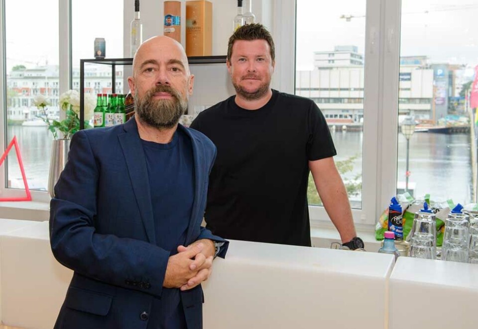 Øker omsetningen: Kreativ leder i NoSleepTillBrooklyn Aris Theophilakis tar plass i baren til styreformann og største eier, Leif Fosselie. Byrået øker omsetningen og har nå doblet inntektene på de siste tre årene.