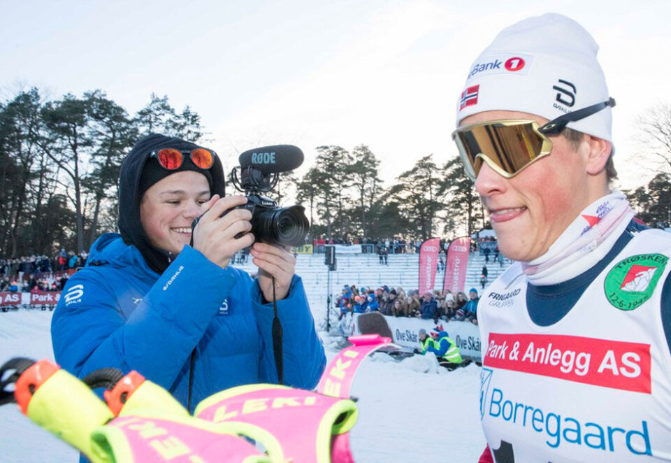 Kjenning bak kamera: Johannes Høsflot Klæbos lillebror, Ola, er medieansvarlig i familiebedriften. På TV 2 og TVNorge slippes en helt ny reklamefilm for den nye løpeskoen verdenscuplederen lanserer i samarbeid med Hoka. Foto: NTB Scanpix.