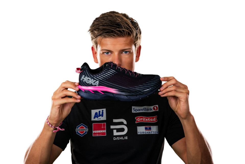 Splitter ny modell: Johannes Høsflot Klæbo har inngått et samarbeid med løpeskoprodusenten Hoka. Nå er den første Klæbo-modellen ute i markedet.