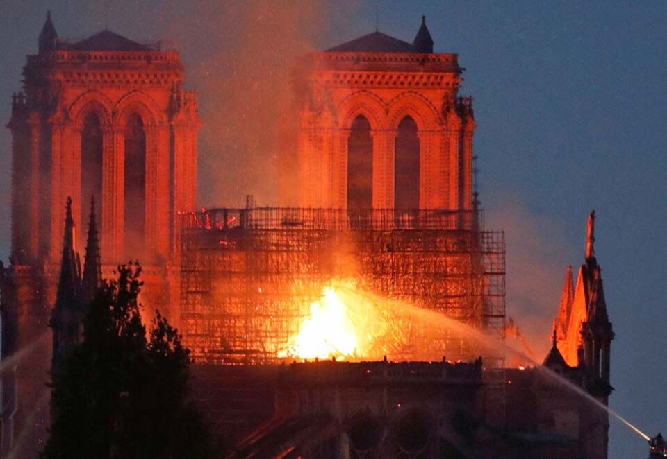 I flammer: Notre-Dame topper Google-statistikken over hva nordmenn søkte mest etter i 2019. Her et bikde fra den Foto: Michel Euler / AP / NTB scanpix