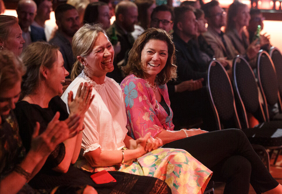 Tar ferien i Norge: Schibsteds konsernsjef Kristian Skogen Lund mener VGs flyspesial er en fantastisk tjeneste. Selv er hun glad hun skal feriere i Norge. Her sammen med mediesjefen Siv Juvik Tveitnes. - Jeg innmari glad jeg ikke skal på en litt komplisert ferietur i år, sier Skogen Lund til Kampanje.