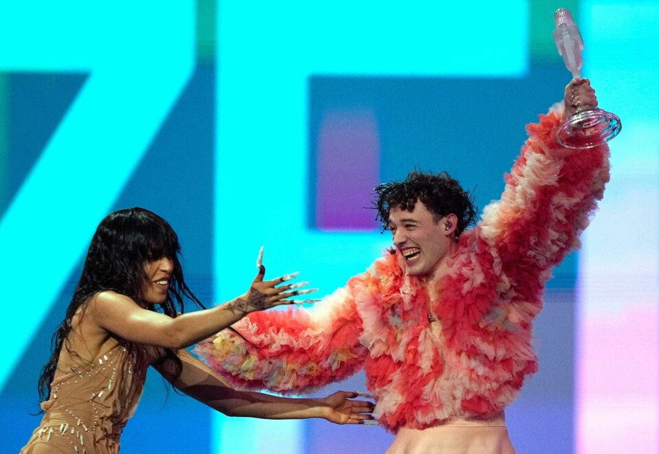 Gir stafettpinnen videre: Fjorårets vinner Loreen var på plass for å dele ut Eurovision-trofeet til Nemo fra Sveits. Foto: AP Photo/Martin Meissne