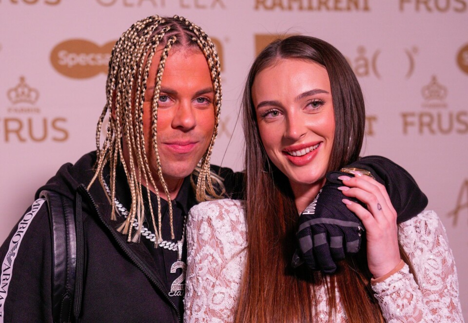 Kjendispar: Artisten Kevin Lauren er sammen influenser Oda Rikheim. Her på den røde løperen før utdelingen av Vixen Awards 2023. Foto: Javad Parsa / NTB