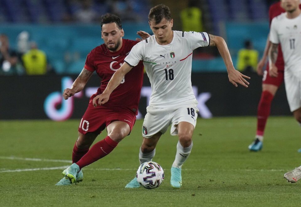 EM-start: EM-festen er i gang på NRK og TV 2. NRK viste åpningskampen Tyrkia - Italia på NRK 1 fredag kveld, og over 650.000 fikk med seg kampen. Her kjemper Tyrkias Hakan Calhanoglu (til venstre) og Italias Nicolo Barella om ballen. Foto: AP Photo / Alessandra Tarantino, Pool