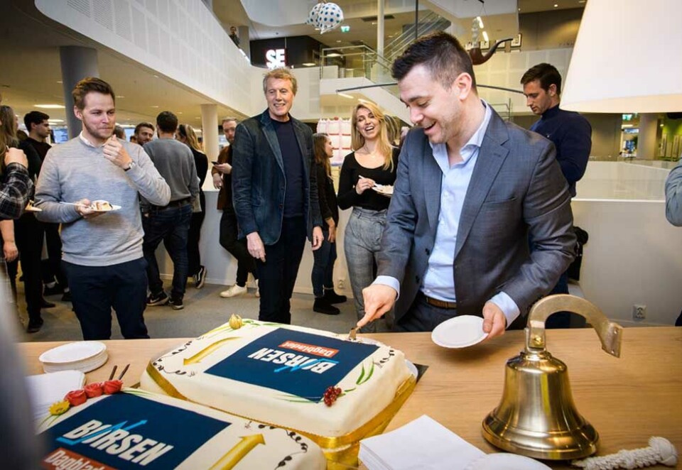 Kake med bismak: Jan Thomas Holmlund skjærer første stykke i Børsen-kaka, mens konserndirektør Dag Sørsdahl og sjefredaktør Alexandra Beverfjord venter på servering. Men lanseringen av den nye finansavisen får lunken mottagelse. Foto: Lars Eivind Bones/Dagbladet