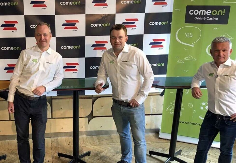 Underskrev avtale: Onsdag denne uken ble det klart at ComeOn! inngikk en toårig samarbeidsavtale med Norges E-sportforbund. Avtalen skulle gjøre ComeOn! til hovedsponsor for norsk e-sport frem til 2022, men den gang ei. Her Bendik Stang og Jack Holand sammen med ComeOns Stian Røsvik Bjørstad.