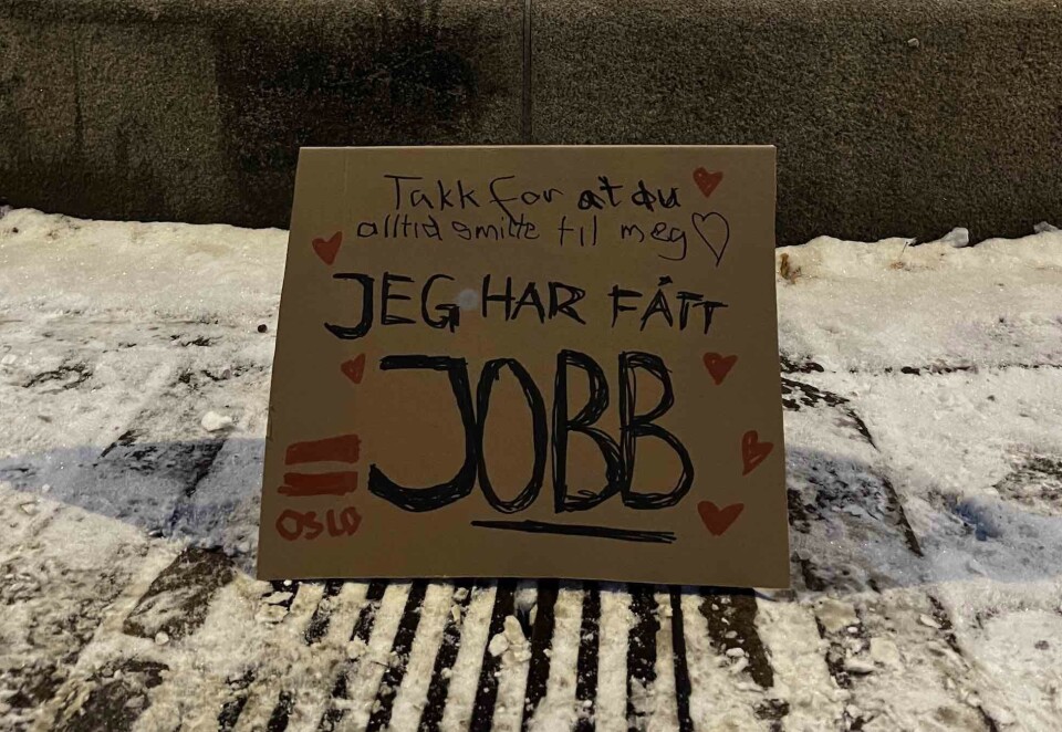 Vakte oppsikt: Disse skiltene dukket opp flere steder i Oslo forrige uke. - Vi snakker ikke like mye om =Oslo som et verdig alternativ eller om tigging lenger, til tross for at vi har holdt på med det samme i alle disse årene, sier Even Skyrud i =Oslo. Foto: Schjærven