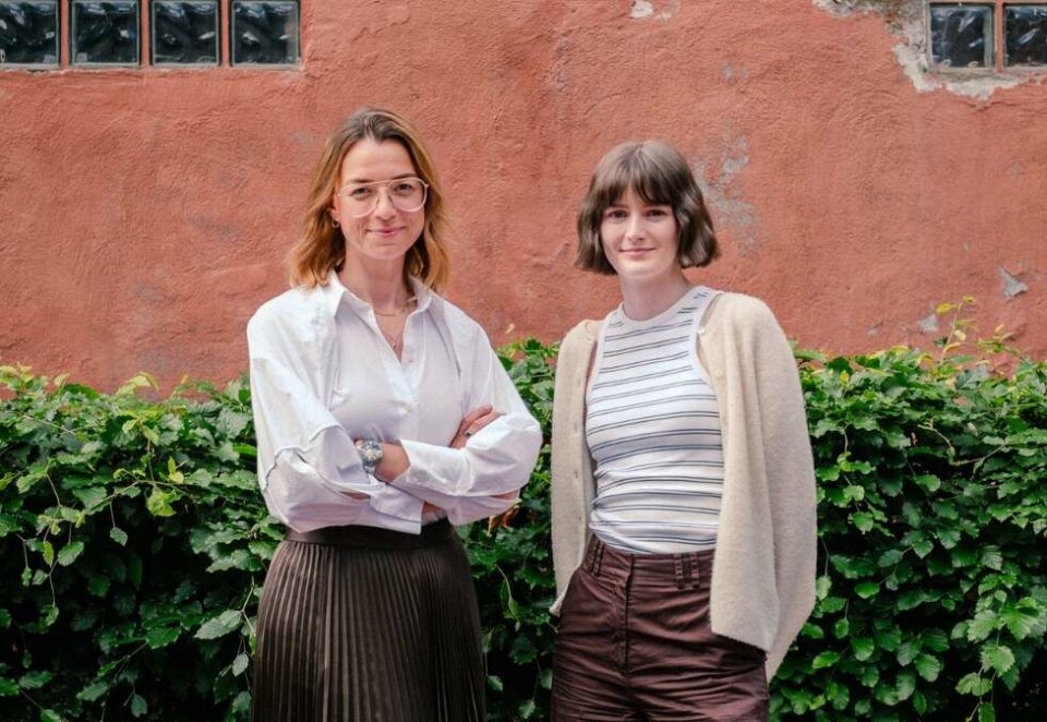 Ansetter igjen: Byråleder Sanda Zahivoric (til venstre) med nyansatt designer Julie Jørstad.