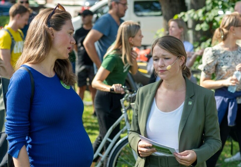 Vil nå unge via SMS: Avbildet er Sigrid Z. Heiberg (t.v), og partileder Une Bastholm (t.h) under MDGs valgkampåpning i Kubaparken tidligere i august. Foto: NTB
