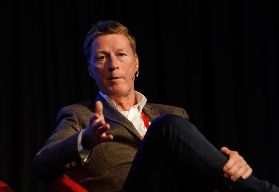 Sitter på sjekkhefte: Den danske radiosjefen i Bauer Media i Norden, Jim Receveur, er med sin to millioner ukentlige lyttere stor på lyd, men møter i dag sterkere konkurranse enn noen gang om programprofilene i markedet for podkaster. Men enn så lenge velger radiosjefen å sitte på sjekkheftet. Foto: Radiodager.