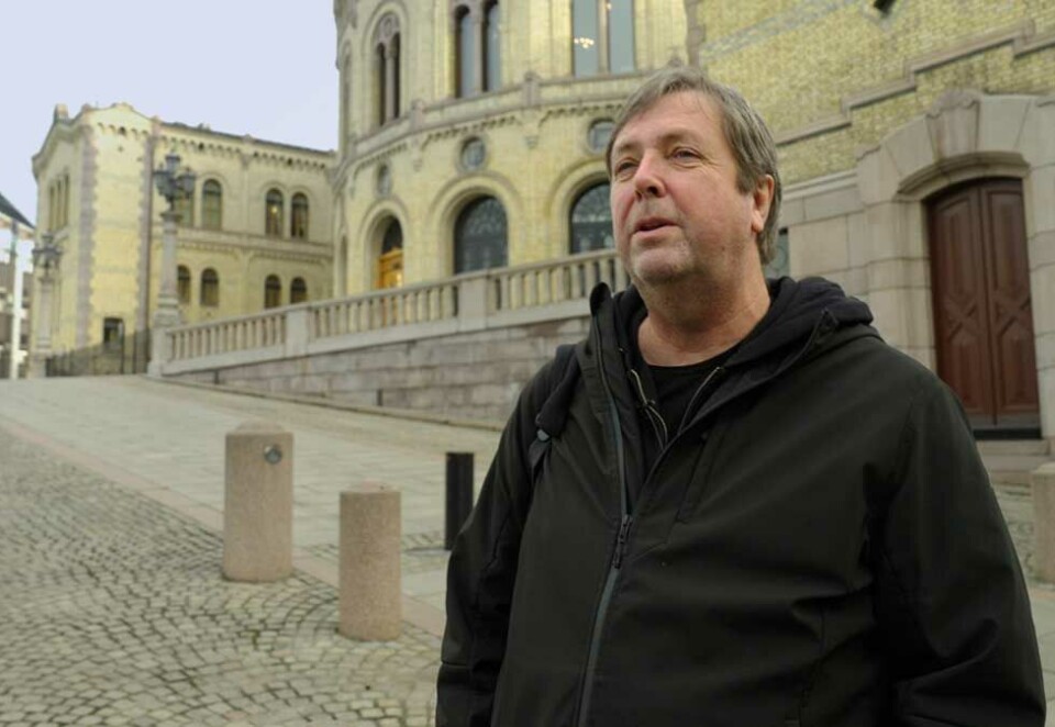 Får kritikk: NRK-journalist Tore Strømøy har laget serien «Ingen elsker Bamsegutt» som er et portrett av en mann i 60-årene fra Sandnes. Serien er blitt en seersuksess og høster mye ros og kritikk. Foto: NRK: