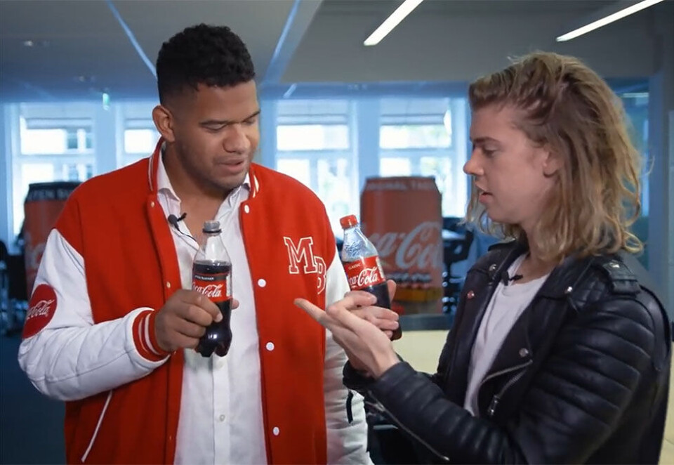 Bryter retningslinjene: Programleder Markus Bailey og youtuber Jarl Andersen i et innslag på CokeTV. Nå er kanalen felt i Matbransjens Faglige Utvalg. Skjermbilde: YouTube.