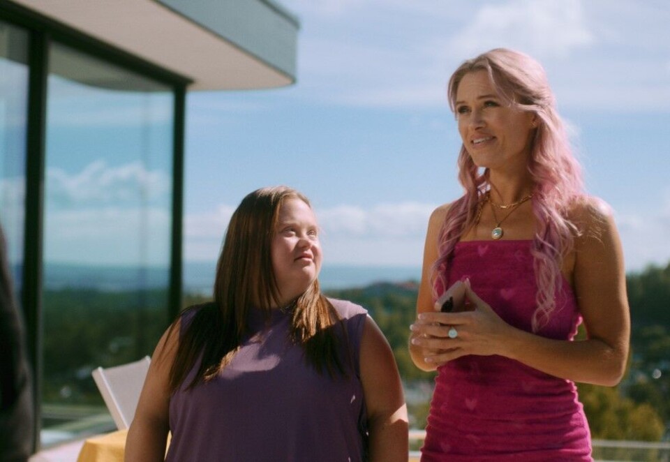 Hovedroller: Katelyn Garbin og Caroline Glomnes spiller hovedrollene i Cammo som henholdsvis Karoline og Cammo. Foto: NRK.