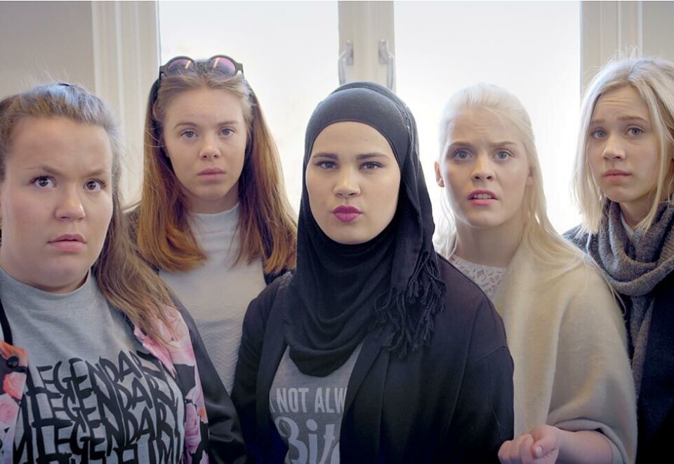 Lørdag mottok manusforfatter Julie Andem og skuespillerne fra «Skam» Sanitetskvinnenes hederspris. Foto: NRK