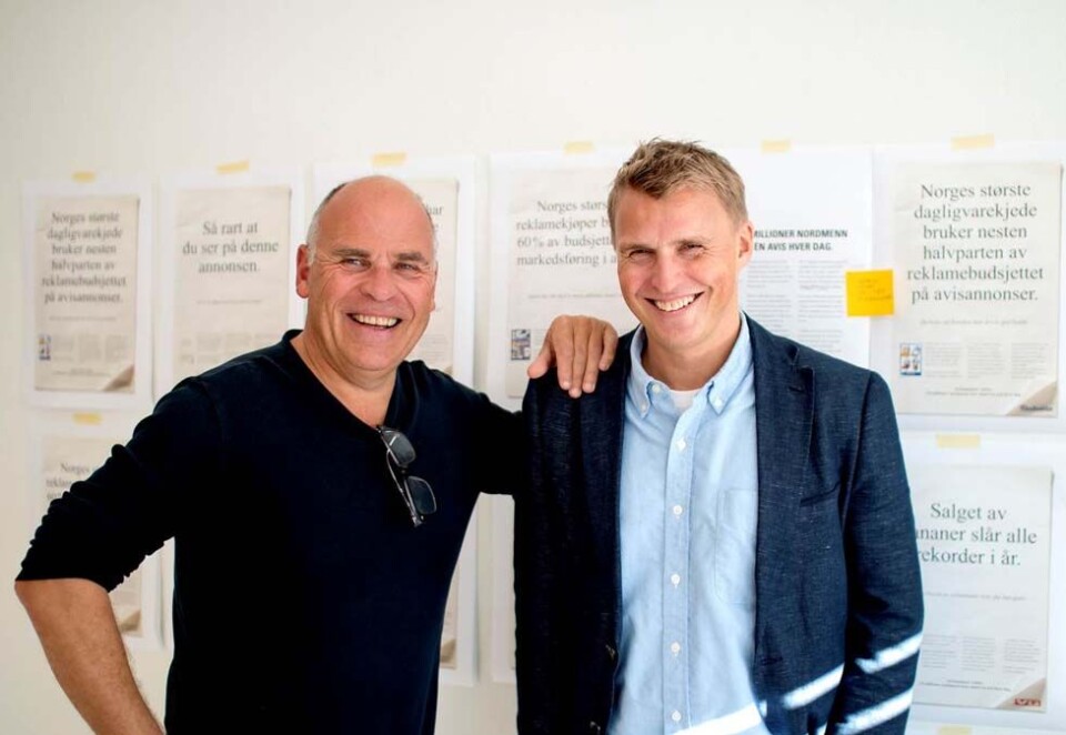 Skal redde: Ingebrigt Steen Jensen (t.v.) og Sondre Nygaard fra Alle Gutta har initiert en storstilt printkampanje som skal redde avisannonsen. (Foto: Budstikka)