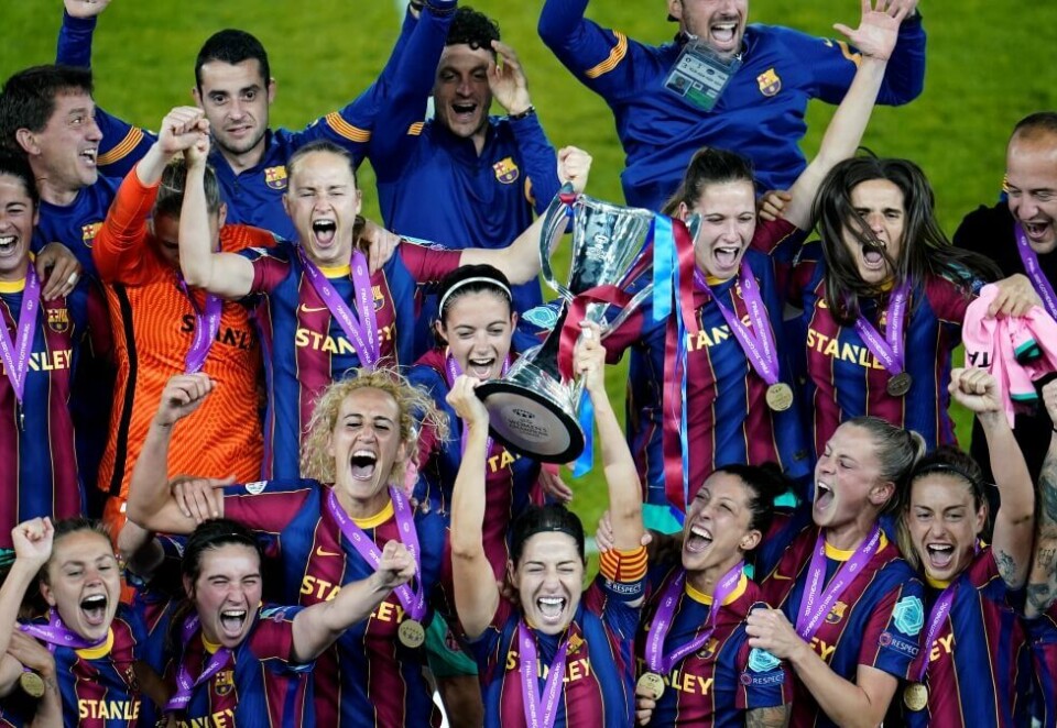 Ny plattform: Mesterligaen for kvinner blir å se på YouTube i årene som kommer. Her feirer Barcelona Femeni for seier i turneringen etter sesongen som var. Norske Caroline Graham Hansen, til høyre for keeper i oransje drakt, var en bidragsyter til triumfen. Foto: Björn Larsson Rosvall/TT / NTB