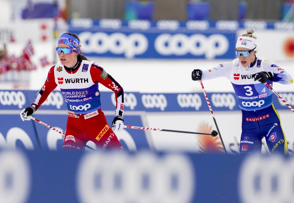 Stafetthriller: Kristin Austgulen Fosnæs og Jonna Sundling fra Sverige under stafett langrenn for kvinner 4x7.5 km under VM på ski i Trondheim. Foto: Gorm Kallestad/NTB