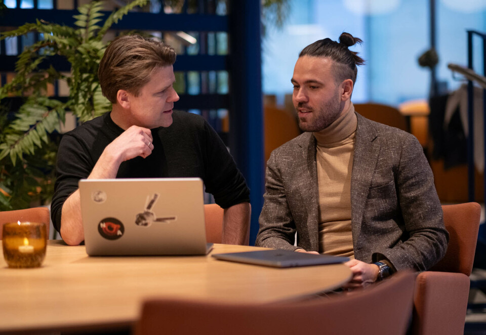 Klar med KI-undersøkelse: En ny undersøkelse fra konsulentselsapet NoA Consulting kartlegger utviklingen innen kunstig intelligens i Norden. - Har potensial til å skape stor verdi for en rekke selskap, sier Mattis Bergh (til høyre). Her sammen med kollega Matts Formo. Foto: NoA.