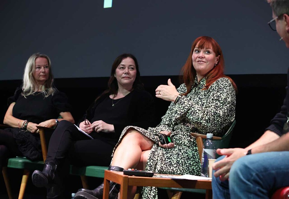 Dramaqueens: Dramasjefene i TV 2, Viaplay, Warner Bros. Discovery og NRK, samt direktør for Amazon studios er alle kvinner. På seriedagene i Oslo sist uke var de samlet for å snakke om sine nyeste satsinger på TV-markedet. Her representert ved Rebecca Medbøe (Warner Bros. Discovery), Marianne Furevold Boland (NRK) og Karin Lindström (Amazon). Tidligere dramasjef i NRK, Ivar Køhn, var moderator under det som bare ble hetende dramasjefenes toppmøte. Foto: Eivor Eriksen.