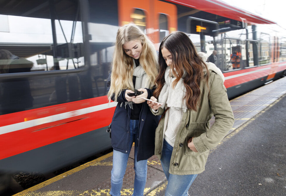 Hyppige mobilbrukere: Norske ungdommer mener kildekritikken er på plass. Undersøkelsen viser også at jenter er betydelig mye mer på mobilen og sosiale medier enn gutter. Foto: Gorm Kallestad/NTB Scanpix.