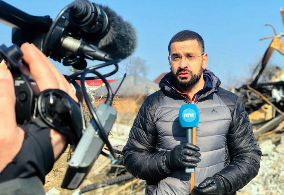 Høster kritikk: Yama Wolasmal, korrespondent i NRK, får kritikk av seerne etter et innslag om Iran før en fotballkamp. Her er han avbildet under opptak angående en annen sak.