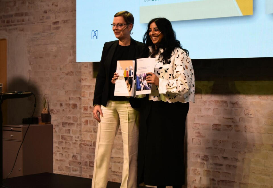 Fra den ene til den andre: Her mottar kultur- og likestillingsminister Lubna Jaffery (Ap) rapporten «Redaktørstyrte mediers økonomiske forutsetninger – i dag og fremover» av direktør i Medietilsynet, Mari Velsand, på Pressens hus i Oslo onsdag. Foto: Anne Marte Bang Fossberg