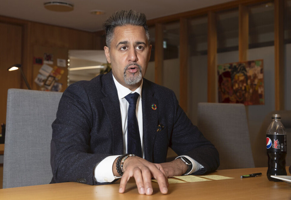 Legger ikke fingrene imellom: Det er høy temperatur mellom staten, her representert ved kulturminister Abid Q. Raja, og TV-konsernet Discovery. Sistnevnte har økt trykket på bettingreklame etter nyttår, og det får Raja til å reagere. Foto: Terje Bendiksby/NTB