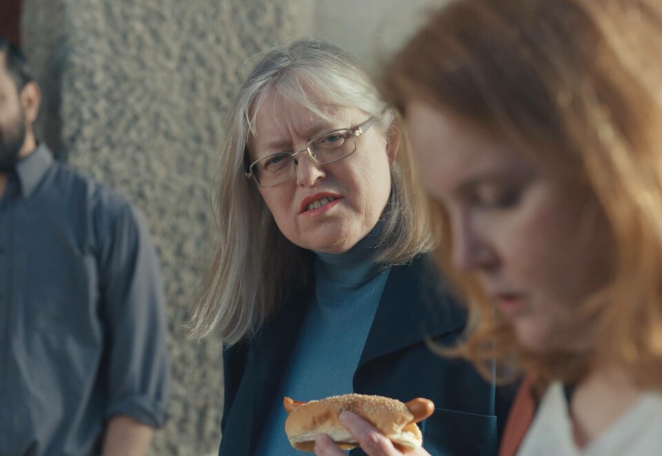 Først kull, så pølse: Anorak står bak den nye reklamekampanjen til Gjensidige, som skal være basert på teambuilding-øvelser fra virkeligheten. Om kullvandring er en av dem, er usikkert.