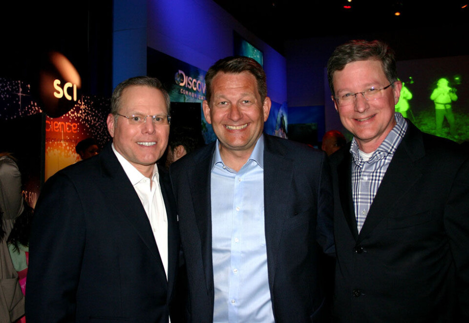 Discovery-topper: Harald Strømme (i midten) møtte mannen som nå blir sjef for et av verdens største medieselskaper. David Zaslav (til venstre) er pekt på som leder av det sammenslåtte Warner Media og Disccovery i USA og Strømme er ikke overrasket. - Det ville være utenkelig at noen andre enn Zaslav skulle sitte på toppen, sier Strømme til Kampanje. Til høyre en av Discovery-toppene, Marc Hollinger. Foto: Dag Robert Jerijervi