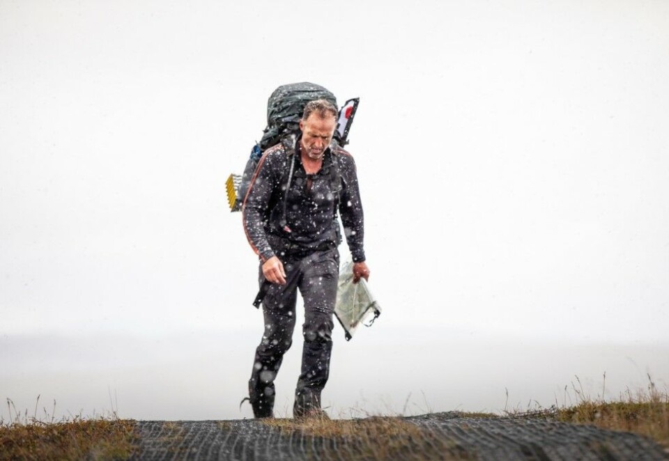 Ut på tur: Programleder Tom Stiansen kjempet alene mot deltagerne i episode 17. Foto: TVNorge.