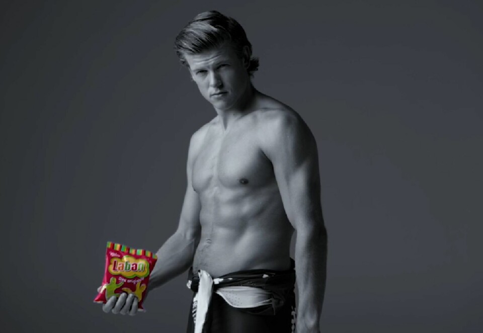 Bjudar på: Johannes Høsflot Klæbo byr på seg selv i det nye sponsorsamarbeidet med Nidar. Foto: Orkla/Skiforbundet/Anorak