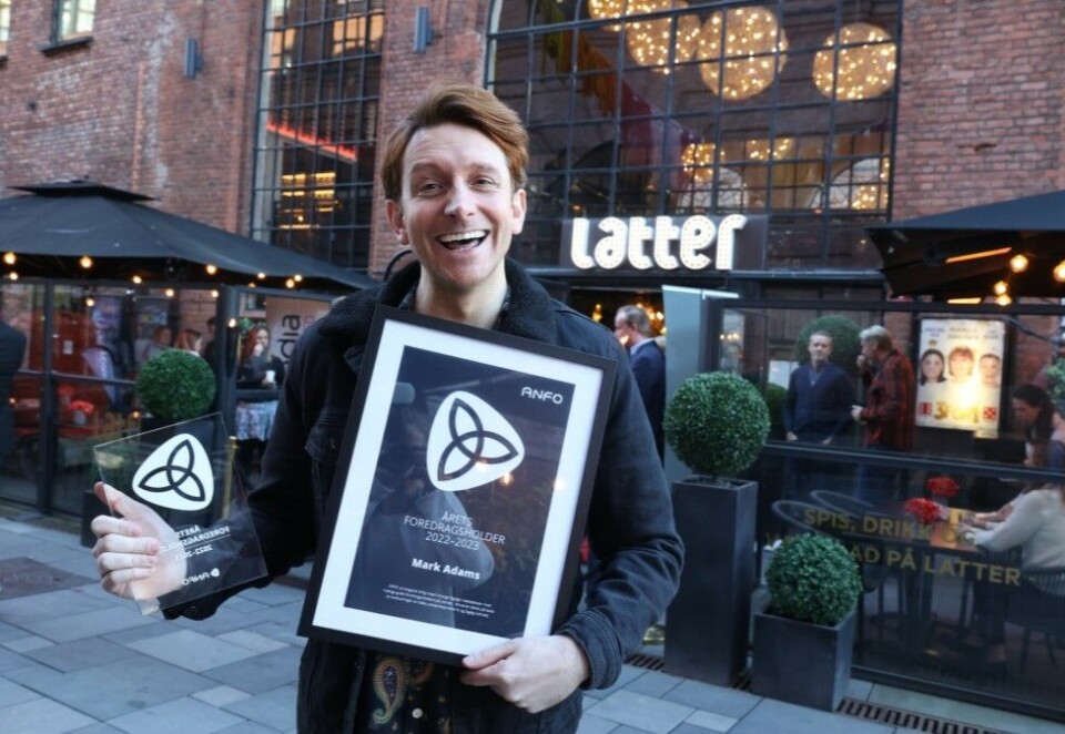 Fjorårets vinner: Mark Adams i Vice Media har et godt grep på bransjepublikummet. Her står han med beviset i hendene etter fjorårets utdeling.