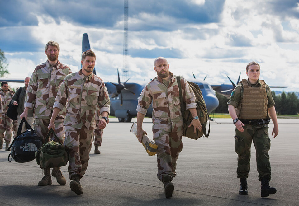 Prestisjedrama: Aksel Hennie (nummer tre fra venstre) spiller løytnant Erling Riiser i NRKs nye store dramaserie «Nobel». Foto: Erik Evjen/Monster Scripted.