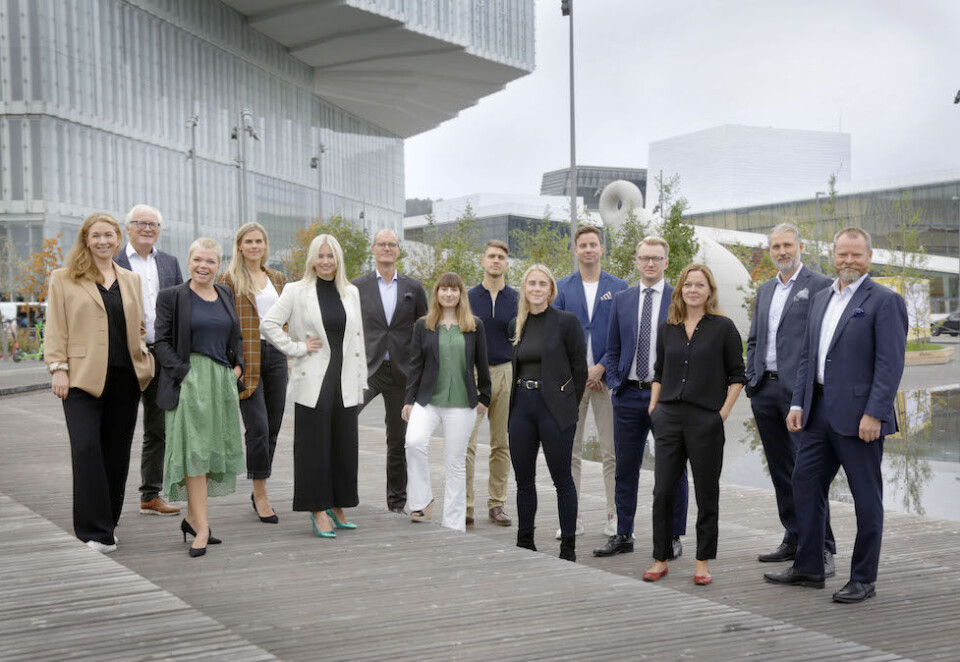 Har penger på bok: Byråleder Martin Apenes (nummer seks fra venstre) og medgründer Rune Mørck Wergeland (ytterst til høyre) med ansatte og partnere foran byråets lokaler i nye Deichman i Oslo. Foto: Eivor Eriksen