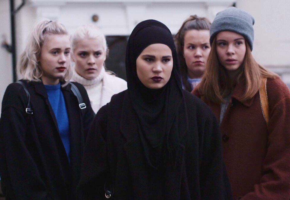 Fra NRK til Gina Tricot: Sitater «Skam»-universet pryder Gina Tricots nye kolleksjon. - Kan være ulovlig, mener NRKs advokat. Foto: NRK.