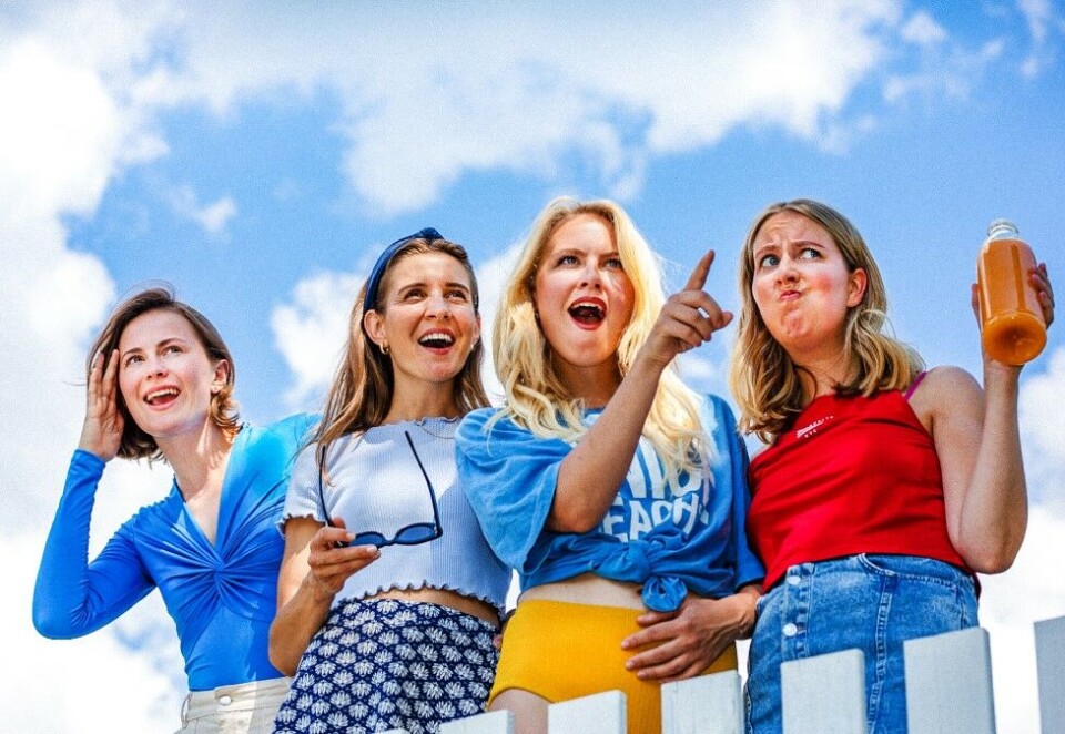 Basic bitches: Ada Otilde Skjong Eide, Karin Klouman, Emilie Skolmen og Kristine Grændsen spiller venninegjengen i TV-serien «Basic bitch». - De syntes det er bedre å være en nier i Tønsberg, enn en firer i Oslo, sier serieskaper Amanda Erlandsen. Foto: Julianne Leikanger