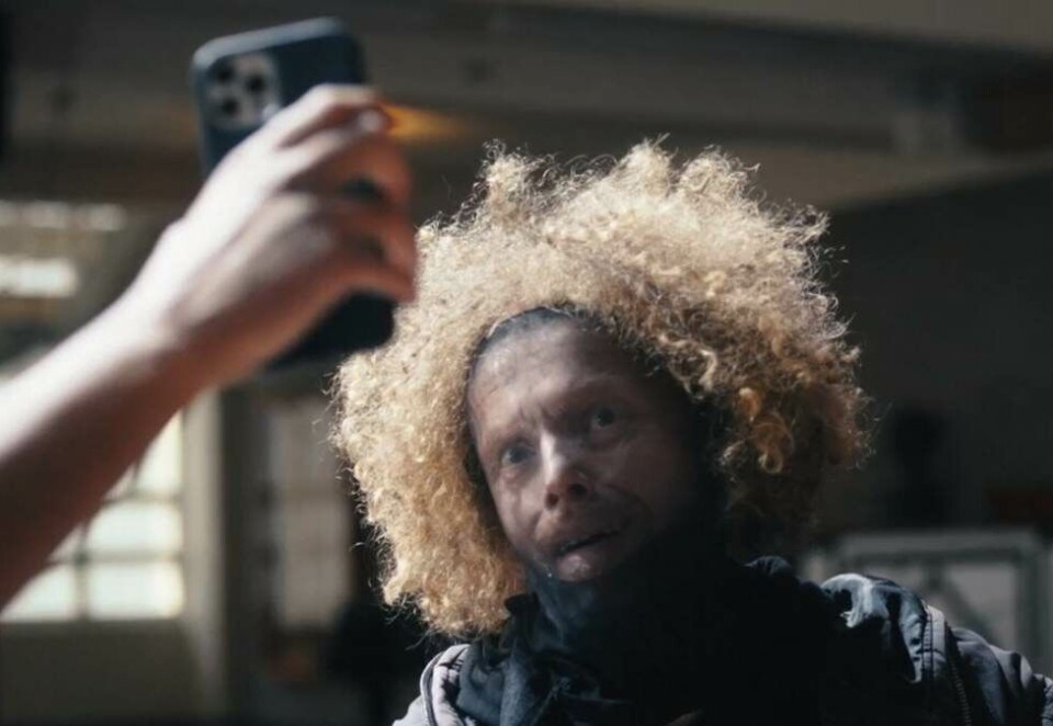 Push-varsel: Raneren i den nye reklamefilmen til Dagbladet må gang på gang se seg slått av nyhetsvarslet til nettavisen. Vi er raske på nyheter, men når det kommer til reklamekonsepter ønsker vi å skynde oss langsomt, sier markedssjefen i Dagbladet, Line Berger Andersen.