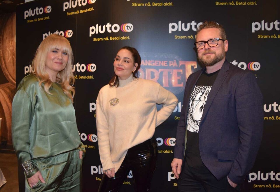 Klar for Pluto TV: - Vi kommer til å slå på stortromma når vi setter i gang vår nye kampanje i forbindelse med premiere av «Fangene på fortet», sier innholdsdirektør Jesper Haahr i Pluto TV. Her Haahr sammen med programlederne Julie Strømsvåg og Triana Iglesias på gårsdagens pressetjeneste. Foto: Knut Kristian Hauger.