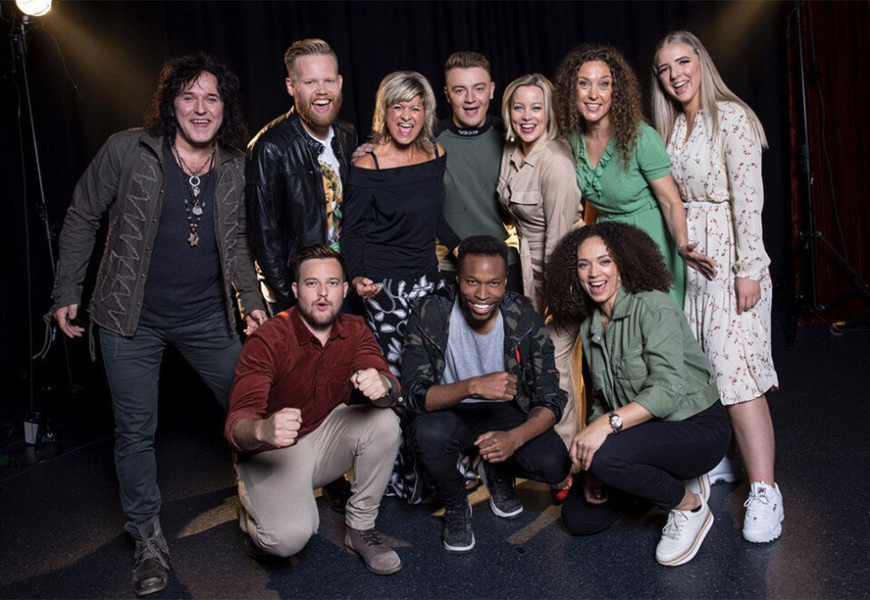 Kjente og ukjente stjerner: Fra venstre: Åge Sten Nilssen, Kim Rysstad, Kari Gjærum, Bilal Saab, Hanne Sørvaag, Beate S. Lech, Andrea Santiago. Foran fra venstre: Adrian Jørgensen, Sondrey, Anette Amelia Hoff Larsen. Foto: Julia Marie Naglestad/NRK