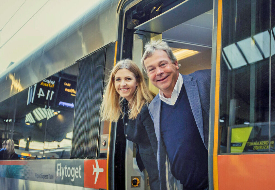 Vokser mest i hett marked: JCDecaux-sjef Øyvind Markussen har Flytoget på kundelisten. Her er han med markedssjef Lena Nesteby i Flytoget i forbindelse med avtaleinngåelsen i 2015.