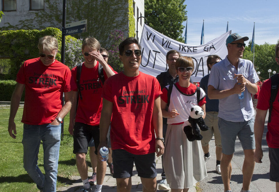 Journalister i streik: NRK-journalistene fortsetter demonstrasjonene på Marienlyst. Debatten-programleder Fredrik Solvang i midten. Foto: Vidar Ruud/NTB Scanpix.