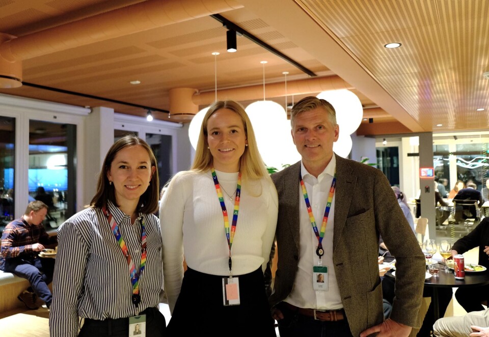 Feststemte konsulenter: I anledning innflyttingen i nye lokaler i Oslo Sentrum og den nye Trend-rapporten, samler Accenture Norge-sjefen Torbjørn Eik-Nes både ansatte og kunder til en liten fest denne uken. Her Eik-Nes sammen med Silje Helene Lund og Signe Elise Livgard. Foto: Silje V. Opsahl.