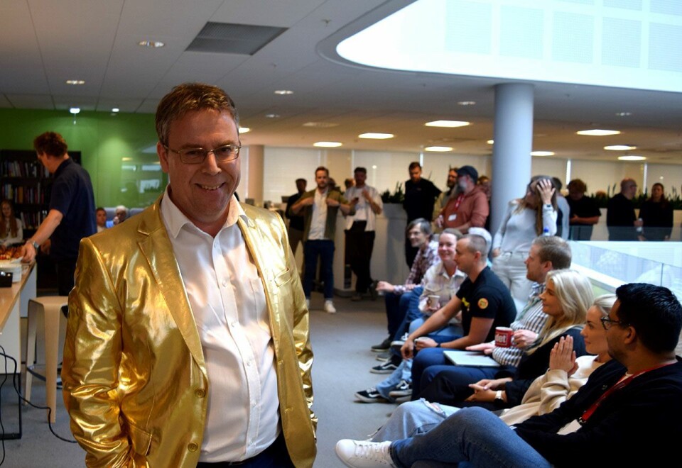 Frem med gulljakka: Nyhetsredaktør Frode Hansen skinner om kapp med den etter hvert så berømte gullpila til Dagbladet, som kommer frem når avisen vokser i lesermarkedet. Foto: Dag Robert Jerijervi